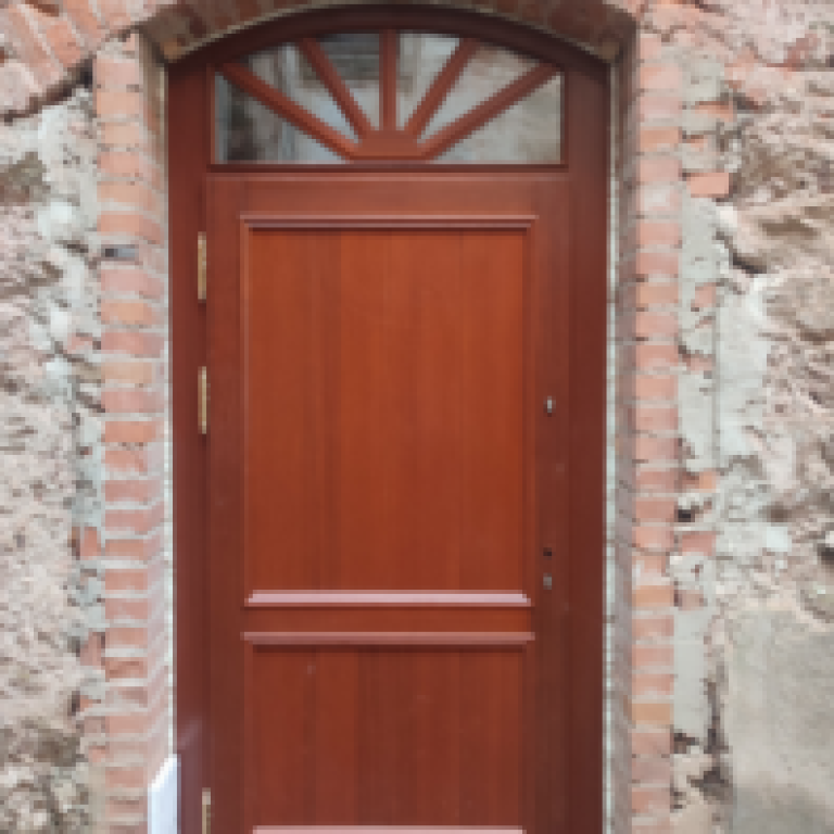 Drzwi-dziedziniec.Pałac Struga.Dofinansowanie NIKZ.2023